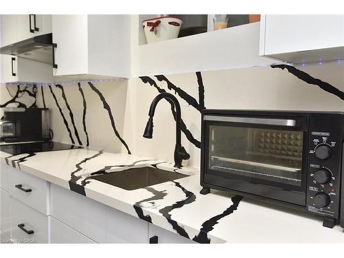 405 Erindale Drive, Burlington, ON - Indoor Photo Showing Kitchen