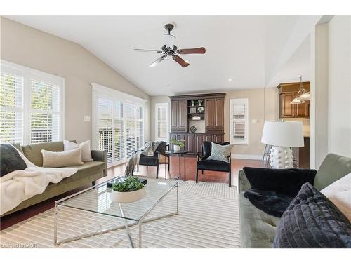 213 Dorchester Drive, Grimsby, ON - Indoor Photo Showing Living Room