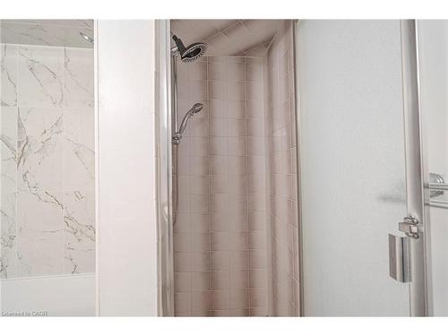 105-200 Limeridge Road W, Hamilton, ON - Indoor Photo Showing Bathroom