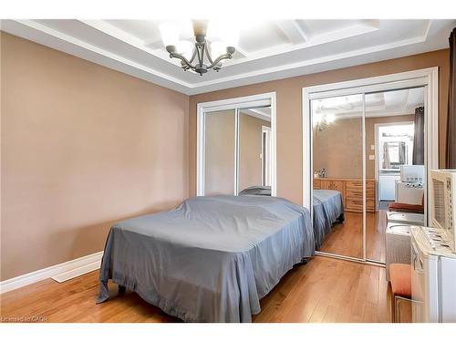 1392 Doon Village Road, Kitchener, ON - Indoor Photo Showing Bedroom