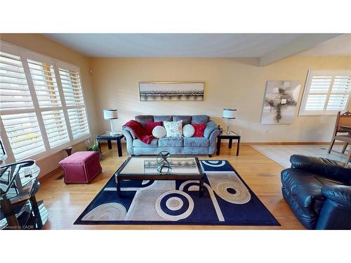 140 Donn Avenue, Hamilton, ON - Indoor Photo Showing Living Room