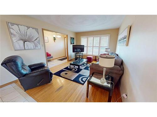 140 Donn Avenue, Hamilton, ON - Indoor Photo Showing Living Room