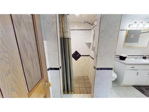 140 Donn Avenue, Hamilton, ON - Indoor Photo Showing Bathroom
