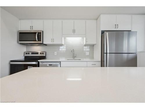 B6-15 Stauffer Woods Trail, Kitchener, ON - Indoor Photo Showing Kitchen With Upgraded Kitchen