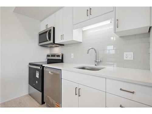 B6-15 Stauffer Woods Trail, Kitchener, ON - Indoor Photo Showing Kitchen