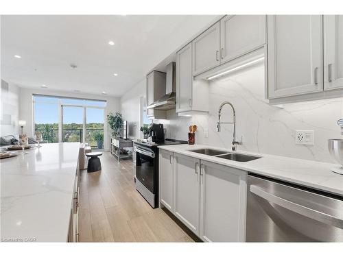 1410-15 Glebe Street, Cambridge, ON - Indoor Photo Showing Kitchen With Stainless Steel Kitchen With Double Sink With Upgraded Kitchen