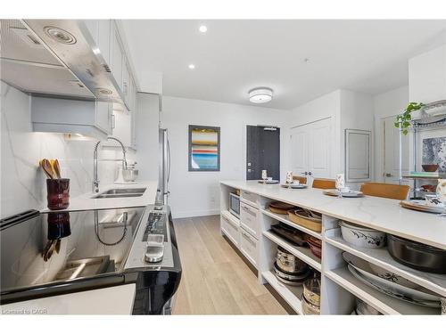 1410-15 Glebe Street, Cambridge, ON - Indoor Photo Showing Kitchen With Double Sink