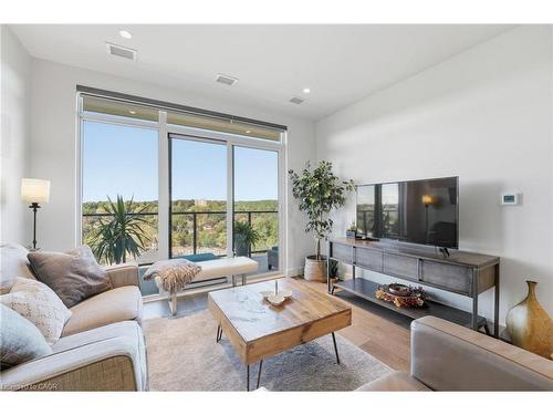 1410-15 Glebe Street, Cambridge, ON - Indoor Photo Showing Living Room