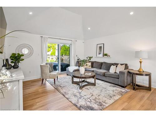 2905 Butler'S Walk, Lincoln, ON - Indoor Photo Showing Living Room