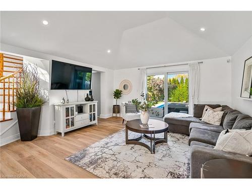 2905 Butler'S Walk, Lincoln, ON - Indoor Photo Showing Living Room