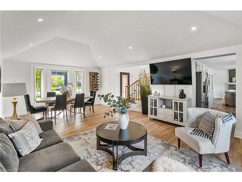 2905 Butler'S Walk, Lincoln, ON - Indoor Photo Showing Living Room