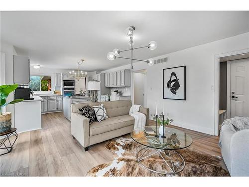 2905 Butler'S Walk, Lincoln, ON - Indoor Photo Showing Living Room