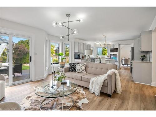 2905 Butler'S Walk, Lincoln, ON - Indoor Photo Showing Living Room