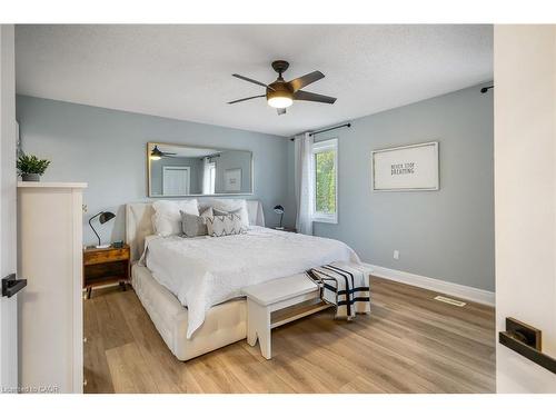 2905 Butler'S Walk, Lincoln, ON - Indoor Photo Showing Bedroom