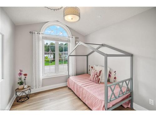 2905 Butler'S Walk, Lincoln, ON - Indoor Photo Showing Bedroom