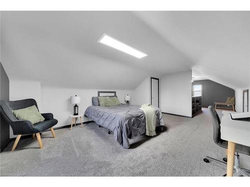 350 Pottruff Road N, Hamilton, ON - Indoor Photo Showing Bedroom