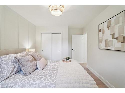 1391 Mountain Grove Avenue, Burlington, ON - Indoor Photo Showing Bedroom