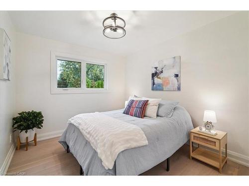 1391 Mountain Grove Avenue, Burlington, ON - Indoor Photo Showing Bedroom