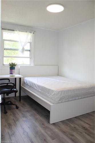 4-399 Keats Way, Waterloo, ON - Indoor Photo Showing Bedroom