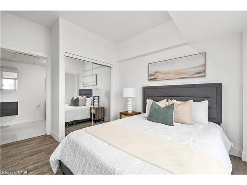 402-2 Dundas Street W, Belleville, ON - Indoor Photo Showing Bedroom