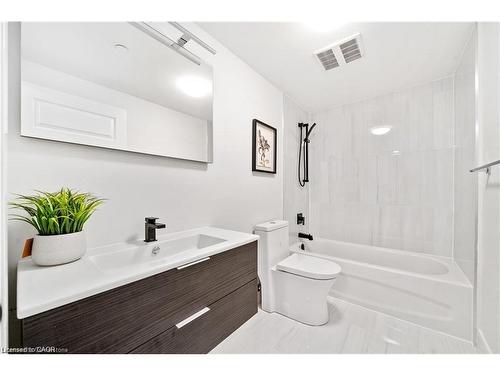 402-2 Dundas Street W, Belleville, ON - Indoor Photo Showing Bathroom