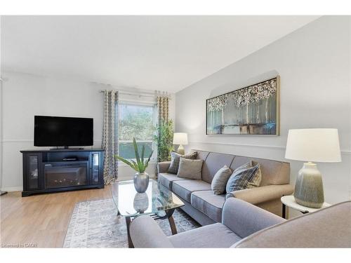 6-3500 Glen Erin Drive, Mississauga, ON - Indoor Photo Showing Living Room