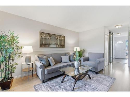 6-3500 Glen Erin Drive, Mississauga, ON - Indoor Photo Showing Living Room