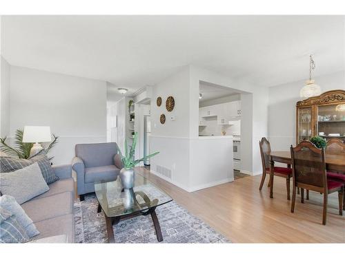 6-3500 Glen Erin Drive, Mississauga, ON - Indoor Photo Showing Living Room