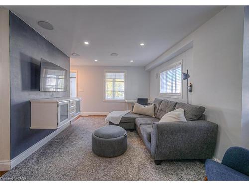 12 Jones Street, Stoney Creek, ON - Indoor Photo Showing Living Room