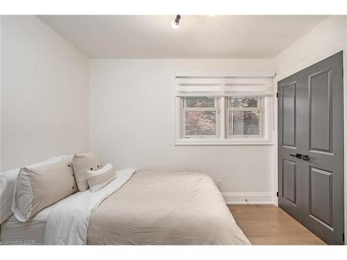 564 Maplehill Drive, Burlington, ON - Indoor Photo Showing Bedroom