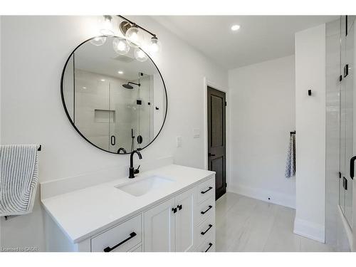 564 Maplehill Drive, Burlington, ON - Indoor Photo Showing Bathroom
