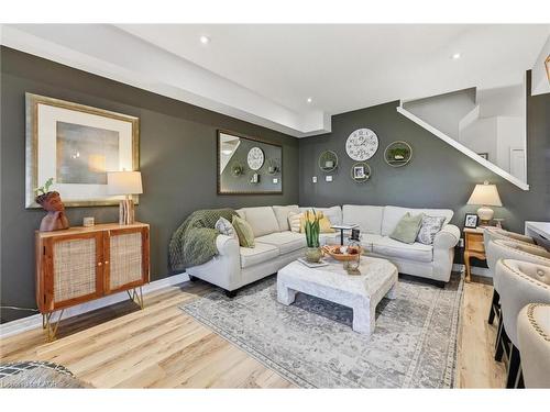 3969 Crown Street, Lincoln, ON - Indoor Photo Showing Living Room