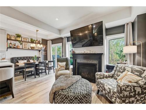 3969 Crown Street, Lincoln, ON - Indoor Photo Showing Living Room With Fireplace