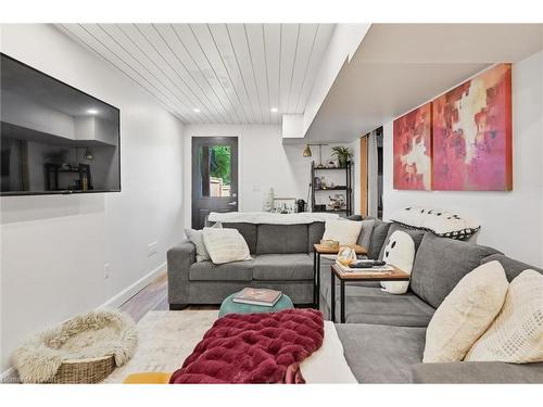 3969 Crown Street, Lincoln, ON - Indoor Photo Showing Living Room