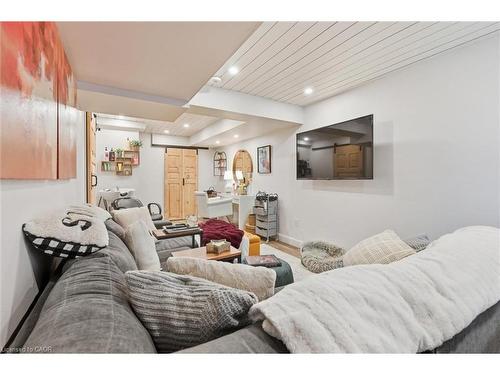 3969 Crown Street, Lincoln, ON - Indoor Photo Showing Living Room