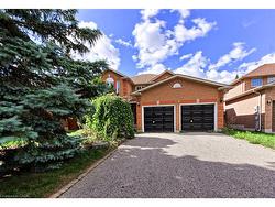 175 Rhodes Circle  Newmarket, ON L3X 1V3