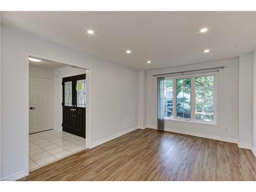 175 Rhodes Circle, Newmarket, ON - Indoor Photo Showing Other Room