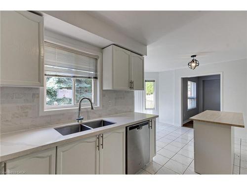 175 Rhodes Circle, Newmarket, ON - Indoor Photo Showing Kitchen With Double Sink