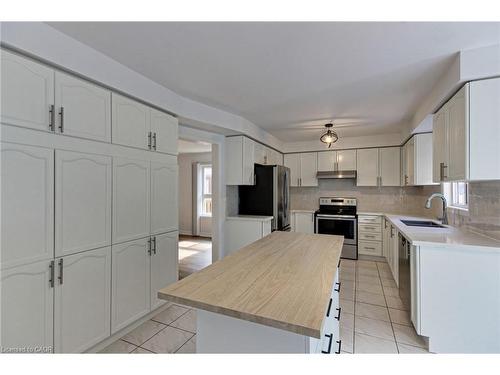 175 Rhodes Circle, Newmarket, ON - Indoor Photo Showing Kitchen