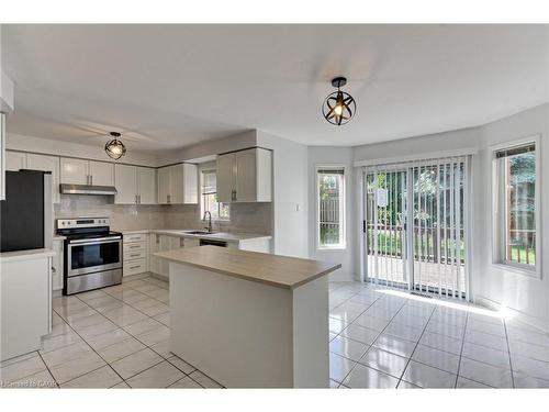 175 Rhodes Circle, Newmarket, ON - Indoor Photo Showing Kitchen