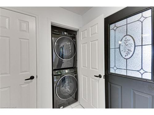 175 Rhodes Circle, Newmarket, ON - Indoor Photo Showing Laundry Room