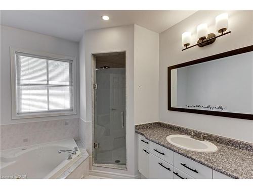 175 Rhodes Circle, Newmarket, ON - Indoor Photo Showing Bathroom