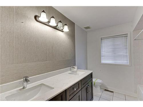 175 Rhodes Circle, Newmarket, ON - Indoor Photo Showing Bathroom