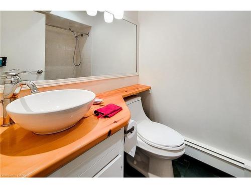 156 Park Row S, Hamilton, ON - Indoor Photo Showing Bathroom