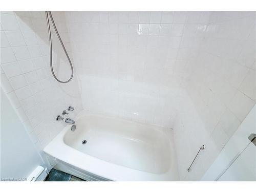 156 Park Row S, Hamilton, ON - Indoor Photo Showing Bathroom