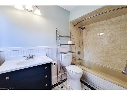 156 Park Row S, Hamilton, ON - Indoor Photo Showing Bathroom