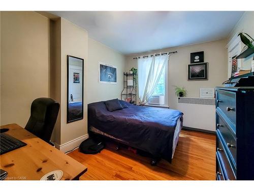 156 Park Row S, Hamilton, ON - Indoor Photo Showing Bedroom