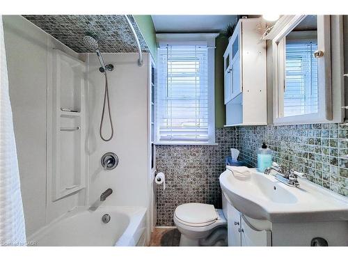 156 Park Row S, Hamilton, ON - Indoor Photo Showing Bathroom