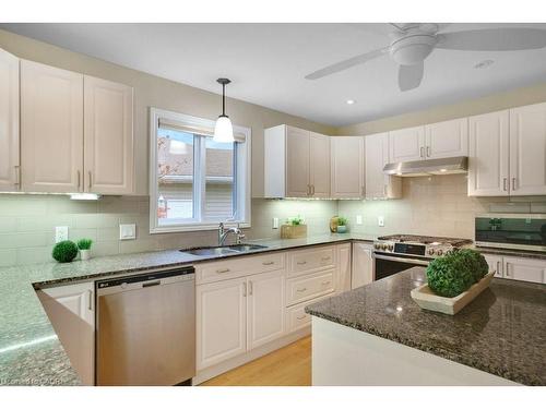 142 Gracehill Crescent, Freelton, ON - Indoor Photo Showing Kitchen With Stainless Steel Kitchen With Double Sink With Upgraded Kitchen