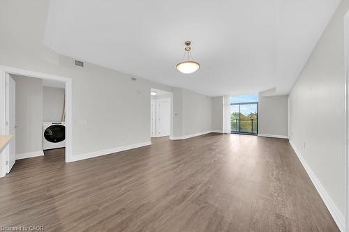 418-3290 New Street, Burlington, ON - Indoor Photo Showing Other Room